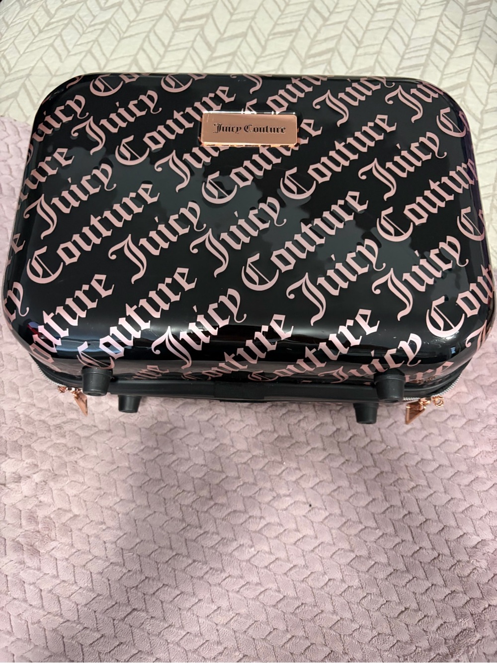 Beautiful Juicy Couture cosmetics case great for traveling!